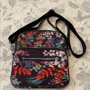 Beach Floral Crossbody Bag - Black and Red
Great condition!
